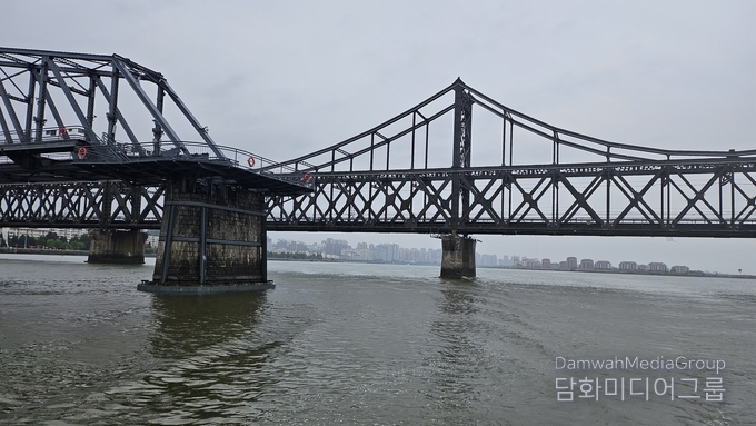 끊어진 교량의 끝부분. 그곳에서 중국 관광객들이 강 건너 북한을 바라본다.