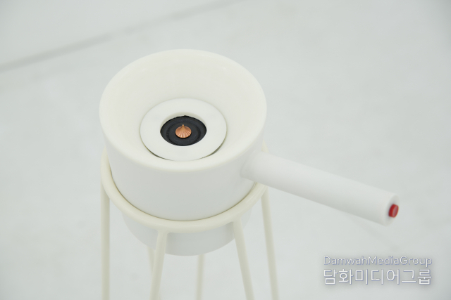 후니다 킴(Hoonida Kim), ‘네오프로덕트: 무심한 귀를 위한 에피타이저 시리즈-사운드 샤워(NEO PRODUCT: Appetizers for Indifferent Ears Sound Shower)’, 2021, 사운드 기반 오브제(Sound-based object)