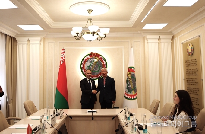  벨라루스 공화국 체육·관광청(Ministry of Sports and Tourism) 회의실에서 올레그 안드레이칙(Oleg Andreychik) 차관(좌측), 외교저널 회장 이존영(좌측)이 악수를 하고 있다.(사진-최동호 국장)