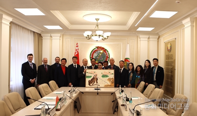 이존영 『Diplomacy Journal』 회장과 김종박 세중여행사 대표, 이미형교수가 K-민화 작품을 올레그 안드레이칙 벨라루스 체육·관광청 차관에게 전달한 뒤, 라운드테이블 면담을 마치고 양국 대표단이 함께 기념촬영을 하고 있다.