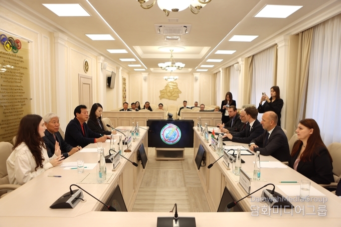 벨라루스 체육관광부 차관이 주재한 회의에서 한국 대표단이 양국 간 문화·예술·관광 교류 협력 방안을 논의하고 있다.회의에는 이존영 외교저널 회장을 비롯한 한국 대표단과 벨라루스 체육관광부 관계자 및 주요 인사들이 참석했다.