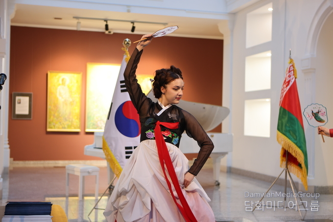 벨라루스 민속 무용단이 개막식 축하공연을 선보이고 있다.