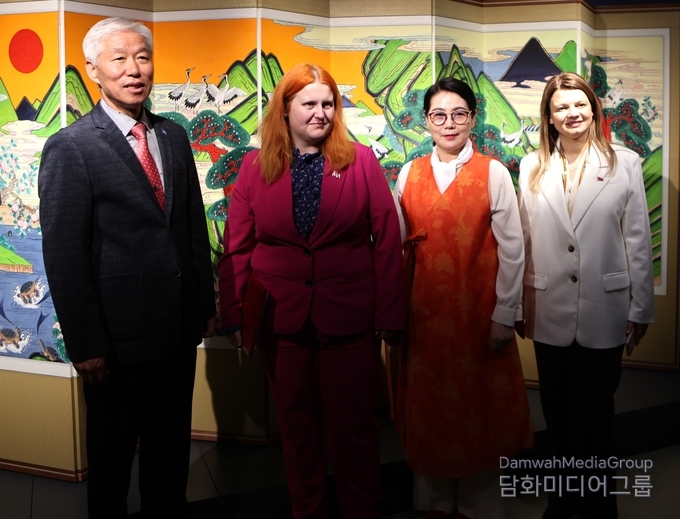 (좌로부터) 이존영 회장, 벨라루스 문화부차관, 이미형 교수, 미술관 관장