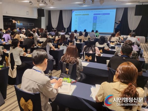 남도내 일반고 교원과 교육전문직원들이 고교학점제 교육과정 설계역량 강화 연수에 참여해 강의를 듣고 있다.