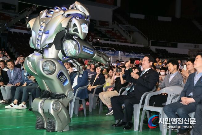 10일 안양종합운동장에서 열린 제20회 안양사이버과학축제에서 타이탄 로봇이 공연을 펼치고 있다.