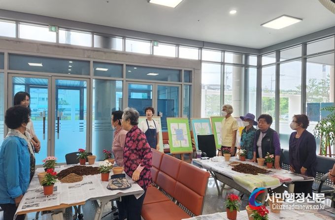 함안군종합사회복지관, 재능기부행사 ‘어르신 반려 식물 키우기’진행