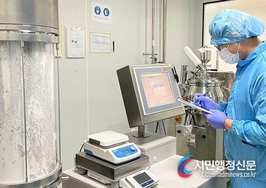 케이메디허브는 가톨릭대 인천성모병원에서 진행하는 헬리코박터균의 최적화 제균 치료법 개발 연구의 임상약 생산을 지원하고 있다. 사진은 케이메디허브 의약생산센터의 의약품 제조 현장.