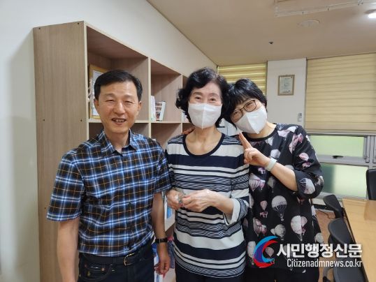 김해시노인종합복지관, 우수 자원봉사자 배지 전달