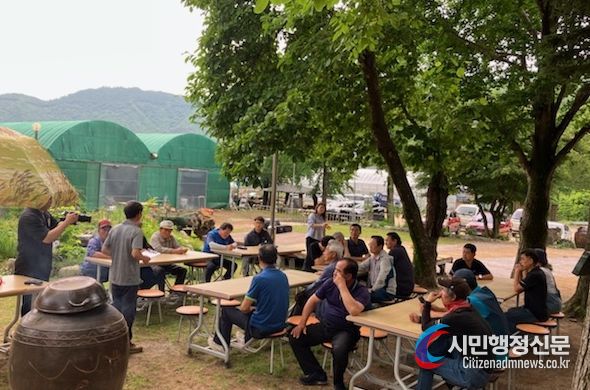 포항시는 12일 2023년도 농촌에서 살아보기 1기 참가자 및 마을 주민 30여 명을 대상으로 죽장면 두마산촌생태마을에서 귀농귀촌 인생 나눔 소셜 다이닝을 가졌다.