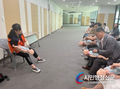 12일 용인미르스타디움에서 열린 어린이 이용시설 종사자 안전교육에 황준기 제2부시장을 비롯한 용인특례시 관계자들이 참석한 모습