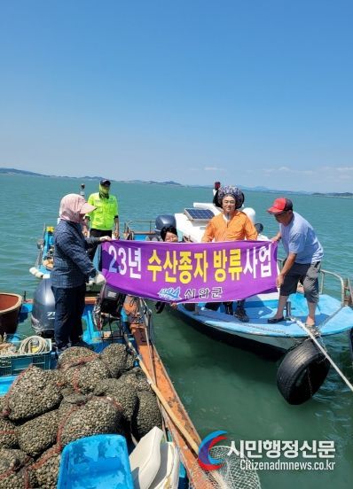 지난 6월 8일(목) 신안군 지도읍 선도지선(어촌계장 김영민)에서 어촌계원들과 함께 바지락 3.3톤을 살포하고 있다.