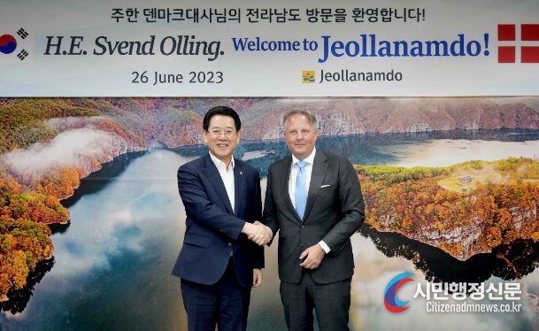 김영록 전라남도지사가 26일 오후 전남도청 접견실에서 스벤 올링(svend olling) 주한덴마크 대사와 해상풍력 사업 등 관련 협력 방안을 논의하고 기념촬영을 하고 있다.