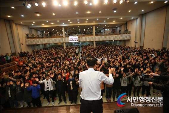 한국에서 집회를 인도하던 원준상선교사 사진