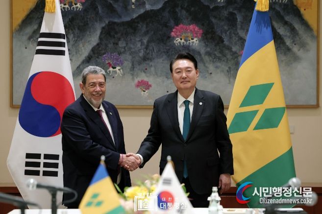 9월 22일 윤석열 대통령은 랄프 에버라드 곤살브스 총리와 한-세인트빈센트그레나딘 정상회담을 가졌다.
