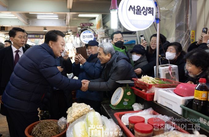 1월 25일 윤석열 대통령은 경기도의 대표 전통시장인 의정부제일시장을 찾아 최근 고물가·고금리에 동절기 한파까지 겹쳐 어려움을 겪고 있는 상인들을 격려했다.