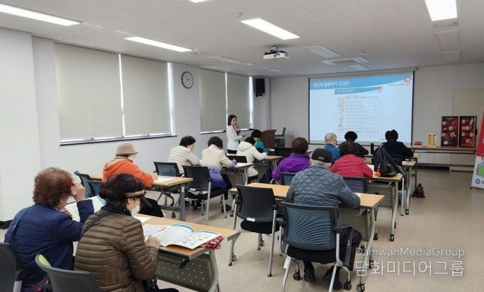 김포시보건소가 지난 5일부터 고혈압·당뇨병 환자 15명을 대상으로 총 4주간 ‘고혈압·당뇨병 표준화 교육’을 실시했다.