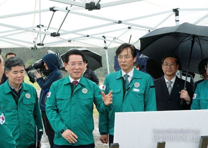 김영록 전라남도지사가 3일 오전 영암 신북면 용산저수지 스마트 정보시스템 구축 현장을 방문, 관계자로부터 영농기 물 관리 및 자연재해에 대응하기 위한 스마트 정보시스템 구축 현황을 청취하고 저수지 안전사고 예방을 당부하고 있다.