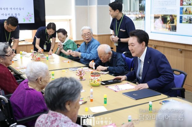 6월 21일 윤석열 대통령은 경기도 소재 수원보훈요양원을 방문해 국가를 위해 헌신한 국가유공자 어르신들에게 감사의 마음을 전했다.