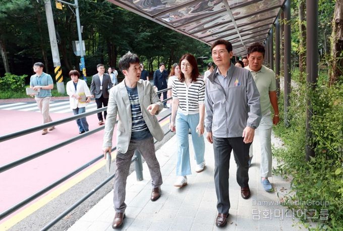 이상일 용인특례시장이 16일 기흥구 보라동 나곡중학교 차양막 설치 현장을 점검하고 있다.