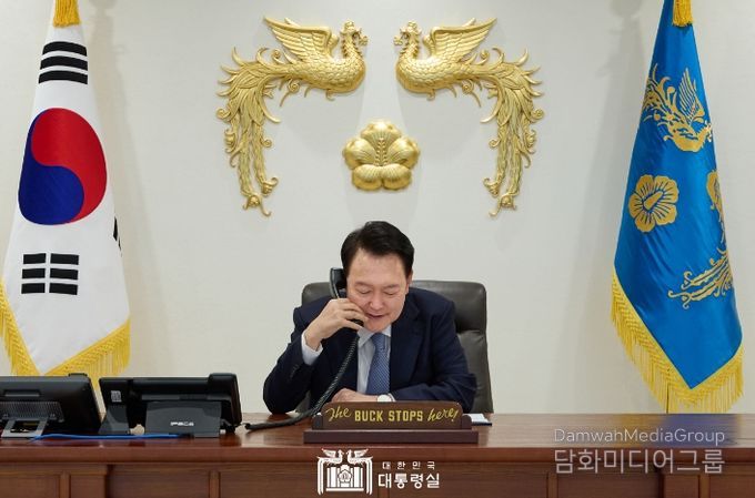 9월 3일 윤석열 대통령은 「또 럼(To Lam)」 베트남 당서기장 겸 국가주석과 전화 통화를 하고 양국 관계 발전 방안에 대해 의견을 교환했다.
