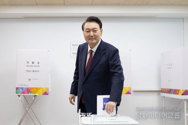 10월 16일 윤석열 대통령은 2024년 하반기 재·보궐선거일인 오늘 서울 용산공예관에 마련된 투표소에서 소중한 한 표를 행사했다.