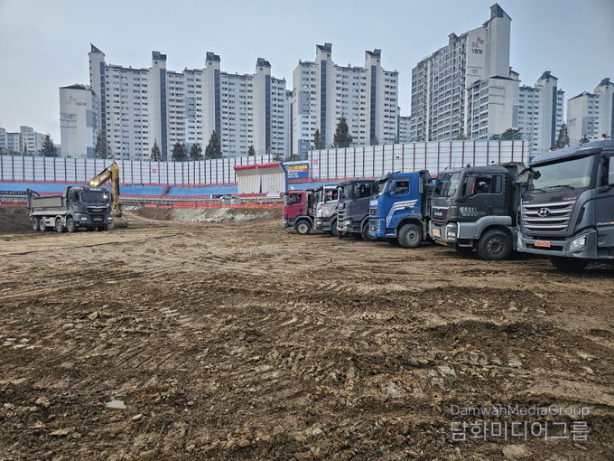 토사운반 대기 중인 진건설(주) 덤프트럭 차량, 진건설(주) 제공