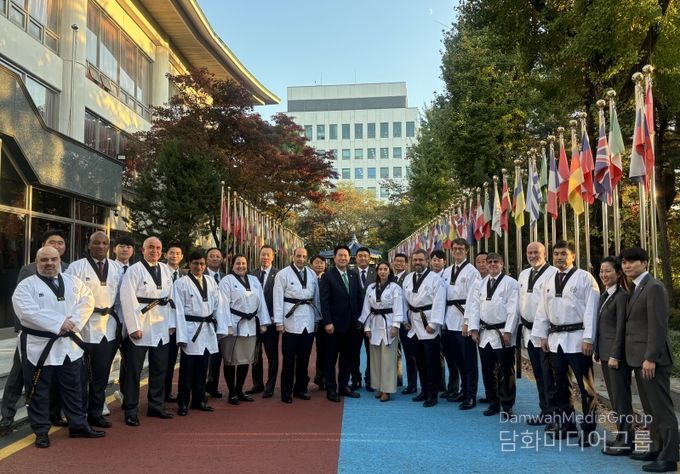 11월 8일(금) 국기원에서 해외 파견사범 문화 교류의 장이 열렸다. 이동섭 국기원장, 주한 대사 12명(대리인 1명), 해외 파견사범들의 기념 촬영 모습.