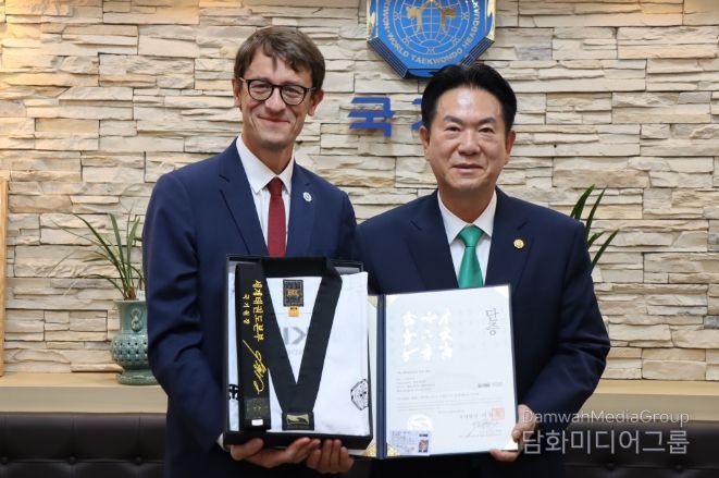 이동섭 국기원장(오른쪽)이 필립 베르투(Philippe Bertoux) 주한 프랑스 대사(왼쪽)에게 명예 6단증을 수여한 후 기념 촬영을 했다.