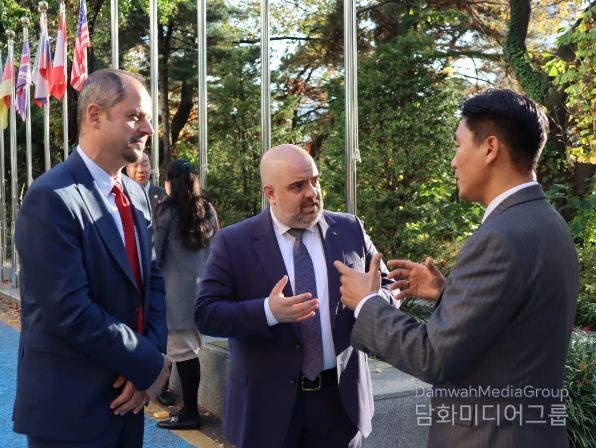 본격적인 행사에 앞서 해외 파견사범이 국기원을 직접 소개하고 있는 모습.