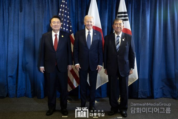 11월 15일 윤석열 대통령은 조 바이든 미국 대통령, 이시바 시게루 일본 총리와 한미일 정상회의를 가졌다.