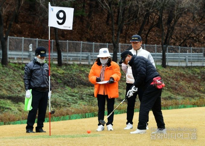 2024 전국 파크골프 왕중왕전 결선 경기가 27일부터 이틀 간 화천군 하남면 산천어 파크골프장에서 열린다. 사진은 지난해 왕중왕전 결선 경기 장면