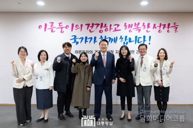 11월 28일 윤석열 대통령은 지난 9월 국내 최초로 자연임신으로 출생한 다섯쌍둥이가 입원해 있는 서울성모병원을 방문했다.
