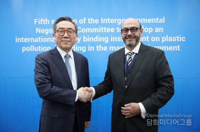 바야스 INC 의장 면담