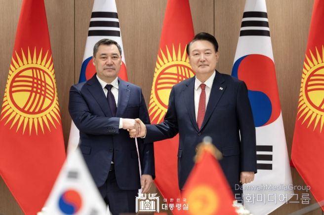 12월 3일 윤석열 대통령은 한국을 공식 방문 중인 「사디르 자파로프(Sadyr Zhaparov)」 키르기즈공화국 대통령과 정상회담을 갖고, 양국 간 협력 증진 방안과 러북 군사협력을 비롯한 지역 및 국제 정세에 대해 폭넓은 의견을 교환했다.