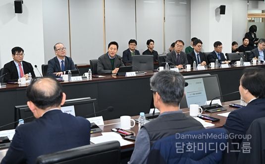 오세훈 서울시장이 12일(목) 오후 서울시청 기획상황실에서 열린 서울시-자치구 합동 비상경제회의에서 모두발언 하고 있다.