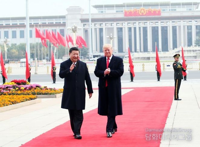 지난 2017년 11월 9일 시진핑(習近平) 중국 국가주석이 베이징 인민대회당 동문 밖 광장에서 환영식을 열고 도널드 트럼프 당시 미국 대통령의 중국 국빈 방문을 환영하고 있다. (사진/신화통신)