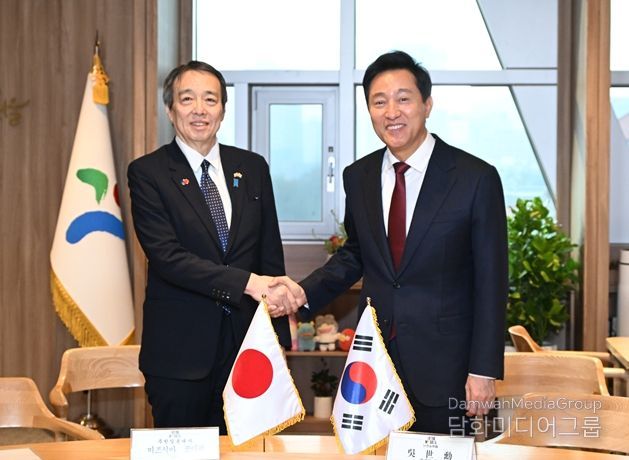 오세훈 서울시장이 20일(월) 서울시청을 찾은 미즈시마 코이치 주한일본대사와 면담 후 기념사진을 촬영하고 있다.