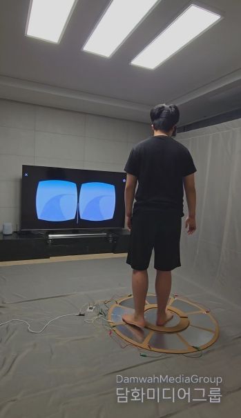 실제 제작한 가상현실용 제자리 걷기 인터페이스