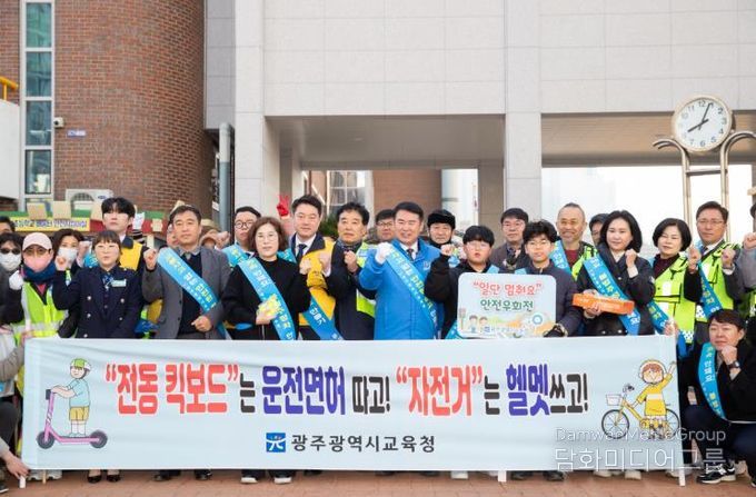 이정선 교육감이 12일 문산초에서 개최된 ‘등굣길 교통안전 캠페인’이 참여했다.