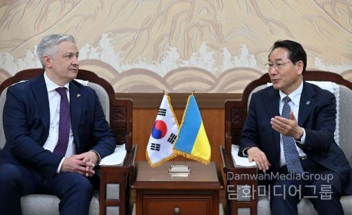 유정복 인천광역시장이 24일 시청 접견실에서 드미트로 포노마렌코(Dmytro Ponomarenko) 주한 우크라이나 대사와 우크라이나 경제사절단을 접견하고 협력 방안을 논의하고 있다.