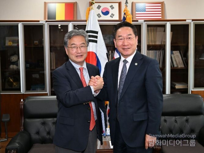 유정복 인천광역시장이 26일 인천글로벌캠퍼스에서 조셉 윤(Joseph Yun) 주한 미국대사대리와 협력방안 등을 논의하고 기념촬영을 하고 있다.