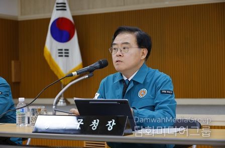 진교훈 서울 강서구청장이 4일(금) 구청 지하상황실에서 윤석열 대통령 탄핵 인용이 결정되자 ‘긴급 간부회의’를 열고 민생경제 안정 등 흔들림 없는 현안 업무 추진을 주문하고 있다.