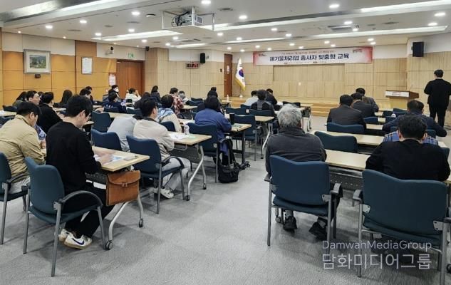 용인특례시는 8일 시청 비전홀에서 폐기물처리업 종사자 60여 명을 대상으로 사례 중심의 맞춤형 교육을 했다