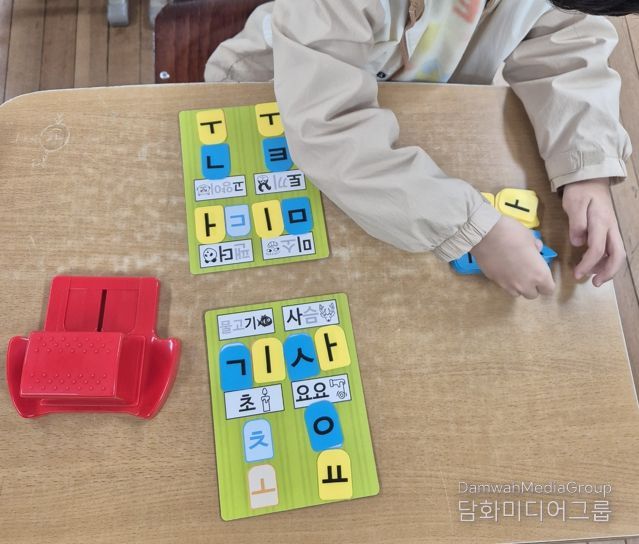 지난해 성진초등학교에서 심리정서지원 모습(징고 보드게임을 활용한 한글놀이)