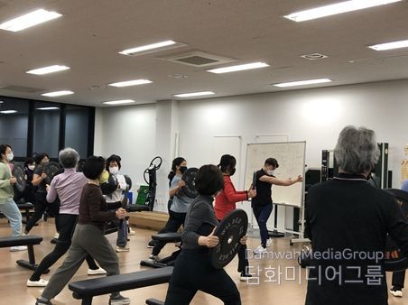 부산외국어대학교 50+생애재설계대학 수강생들이 예방운동관리사 양성 과정에 참여하고 있다