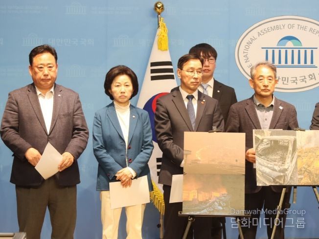 송옥주 국회의원(왼쪽에서 두번째)은 지난달 28일 국회 농림축산식품해양수산위원회·행정안전위원회 소속 더불어민주당 의원들과 함께 국회 소통관에서 합동 기자회견을 열고 산불 진화를 위한 군병력의 전면적 투입 등 국가 차원의 총력 대응과 피해 주민에 대한 선제적이고 실질적 지원을 촉구했다.