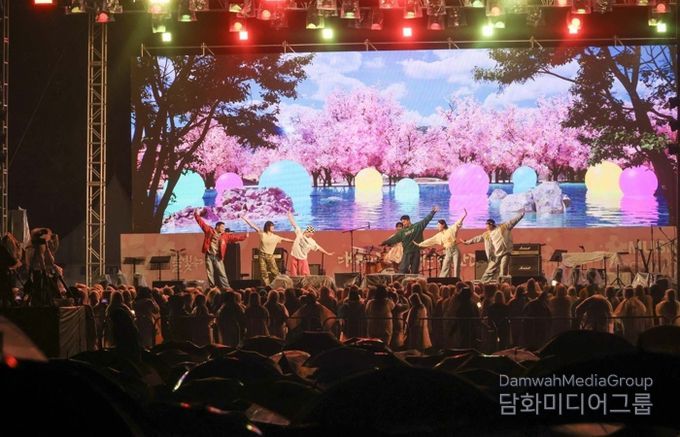많은 관광객들이 폭우에도 불구하고 지난 4일 열린 2025 대덕물빛축제 뮤직페스티벌 공연을 관람하고 있다.