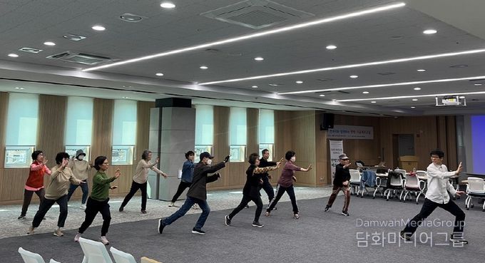 양천구, 한의사와 함께하는 ‘한방기공체조교실’에 참여한 구민들