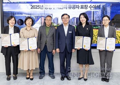 진교훈 서울 강서구청장(왼쪽 네 번째)이 28일(월) 구청에서 열린 ‘공동주택관리 유공자 표창 수여식’에서 공동주택 우수 관리소장에 표창을 수여하고 기념촬영을 하고 있다. 왼쪽부터 오은경 가양우성, 정말례 우장산숲아이파크, 장광홍 대한주택관리사협회 서울시회 강서지부장, 진 구청장, 임은빈 강서센트레빌3차, 박성희 태영송화