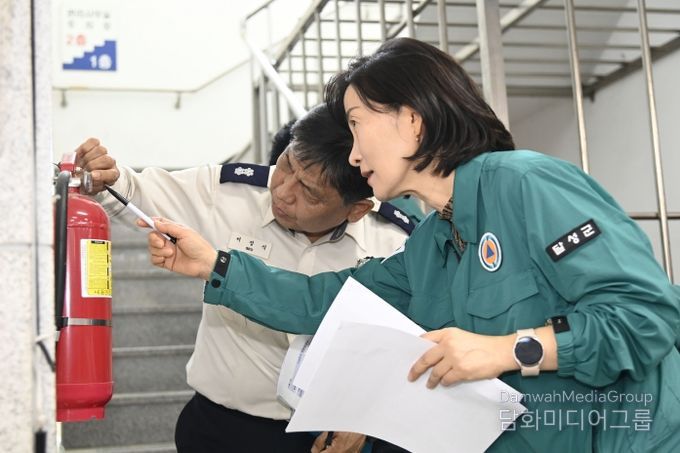 집중안전점검 사진 1(정은주 달성군 부군수, 현풍백년도깨비시장 점포 내 소화기 사용기한 도래 여부 확인)